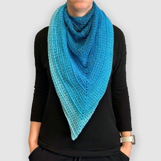 Trendy handmade triangular scarf with blue gradient and glitter effect – summer and transitional scarf, 163 x 70 cm